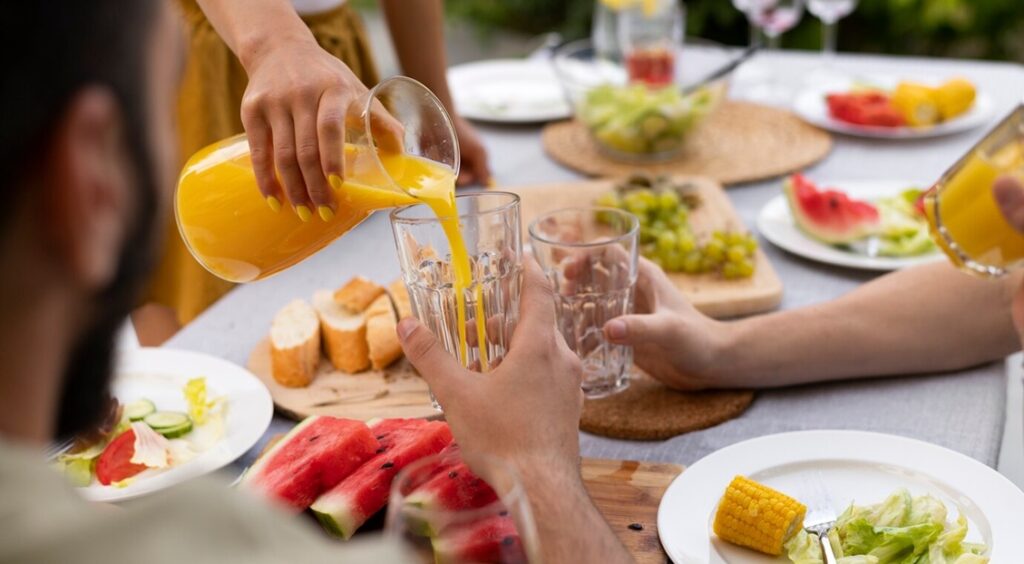 Pilihan Minuman dan Makanan yang Membantu Menjaga Keseimbangan Cairan